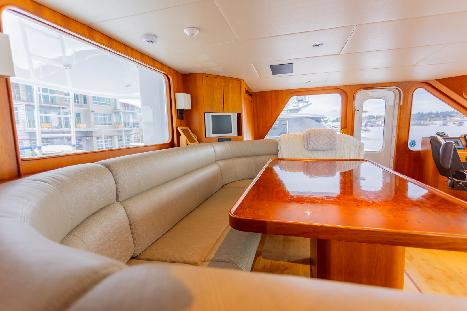 Dozer 98ft Queenship Yacht For Sale