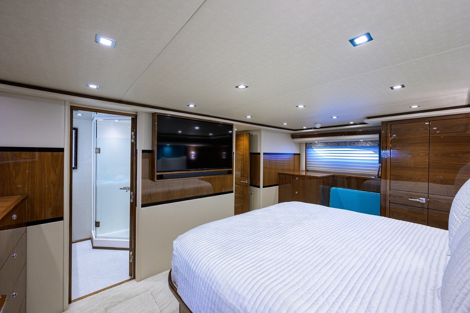Viking 80 MERCEDES - Master Stateroom