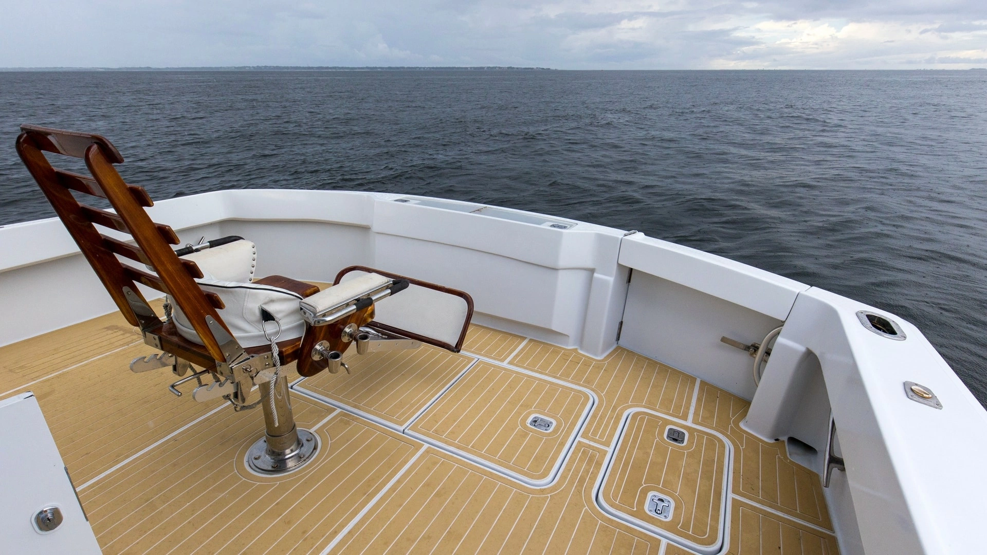 Hatteras 60 Enclosed Bridge Convertible Yacht For Sale