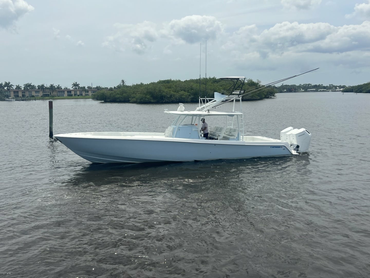 2023 Contender 44 Center Console — photograph 2