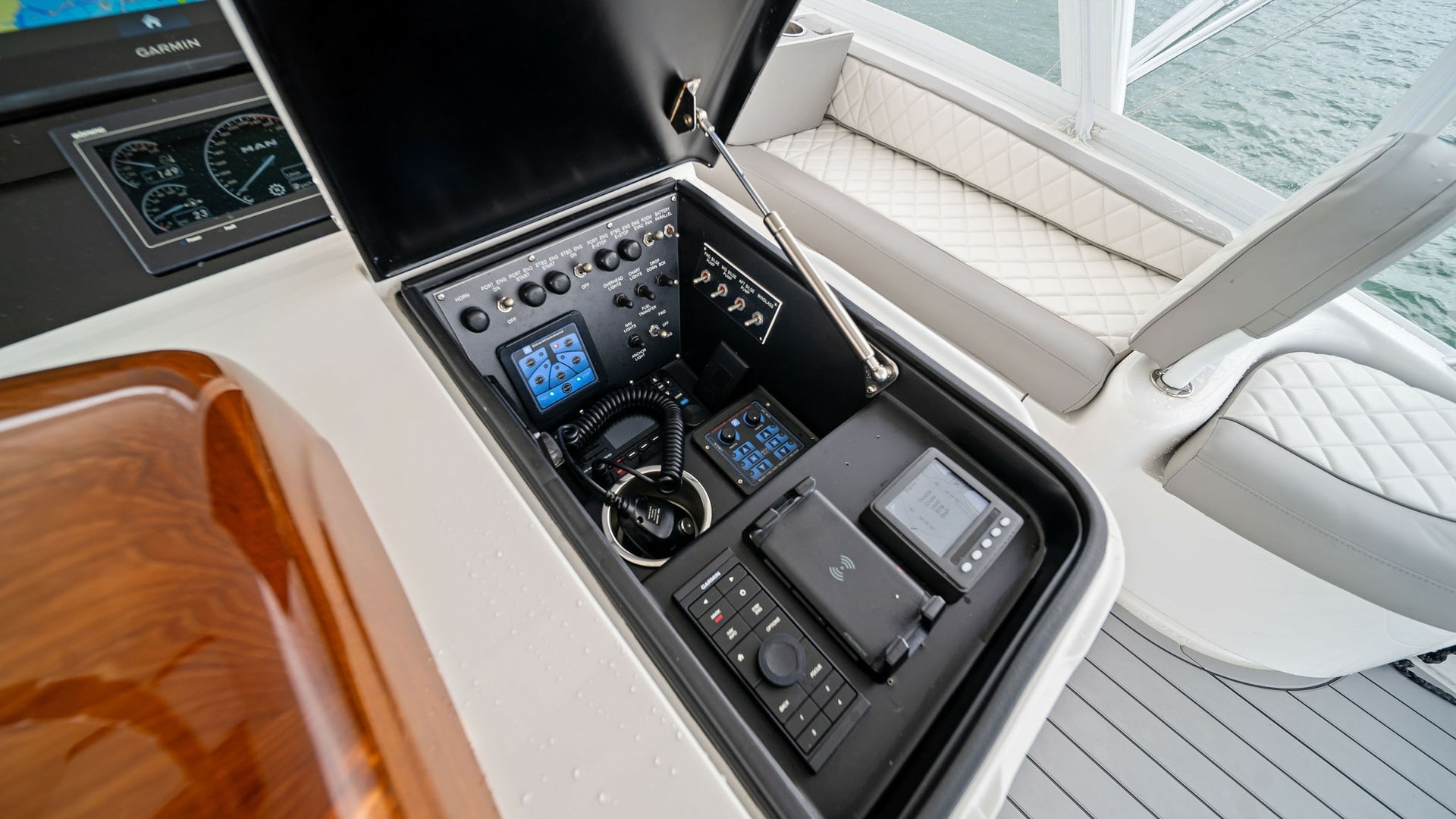 Flybridge Helm Console and Seating