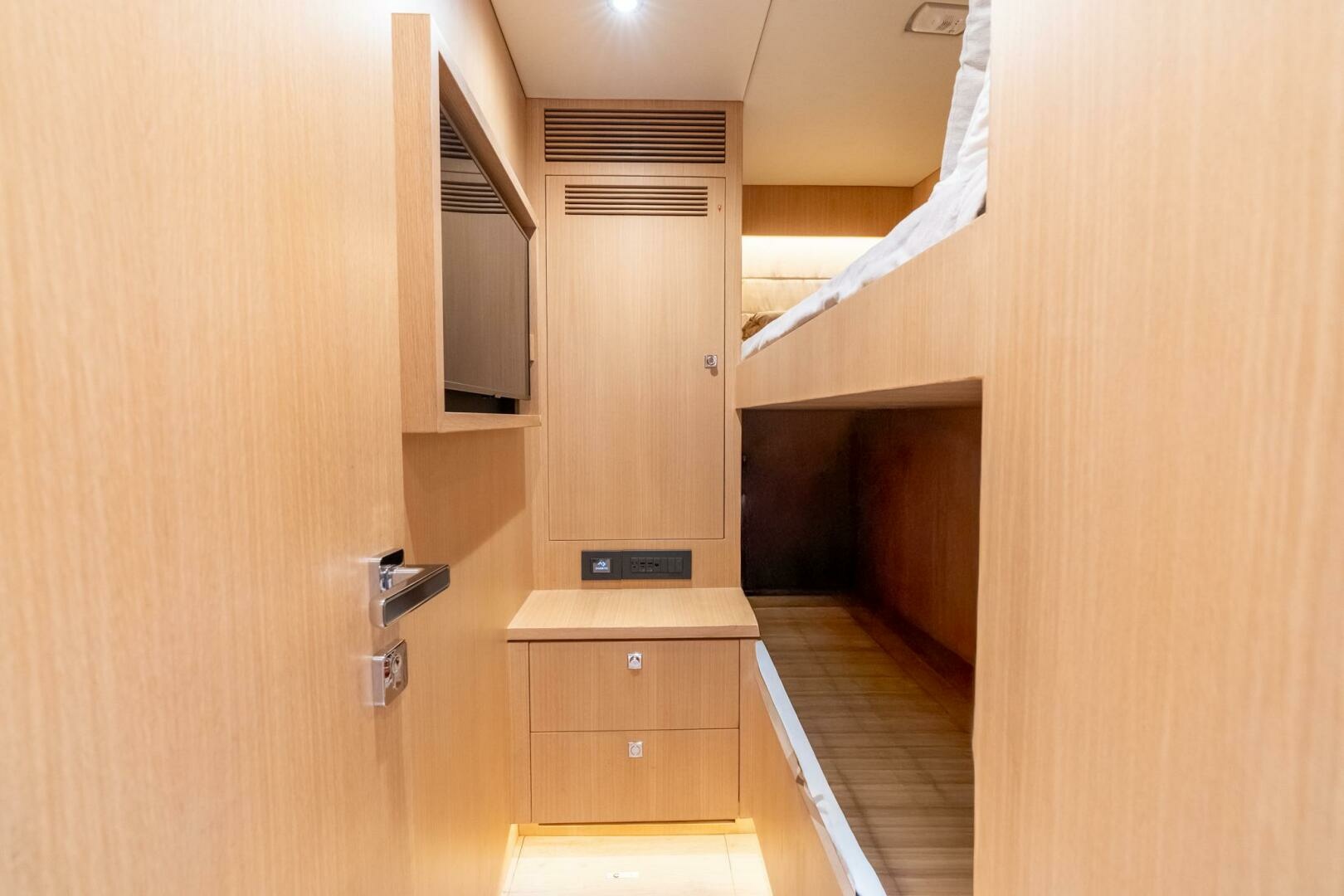 Horizon FD80 SHERI LYNN - Crew Quarters