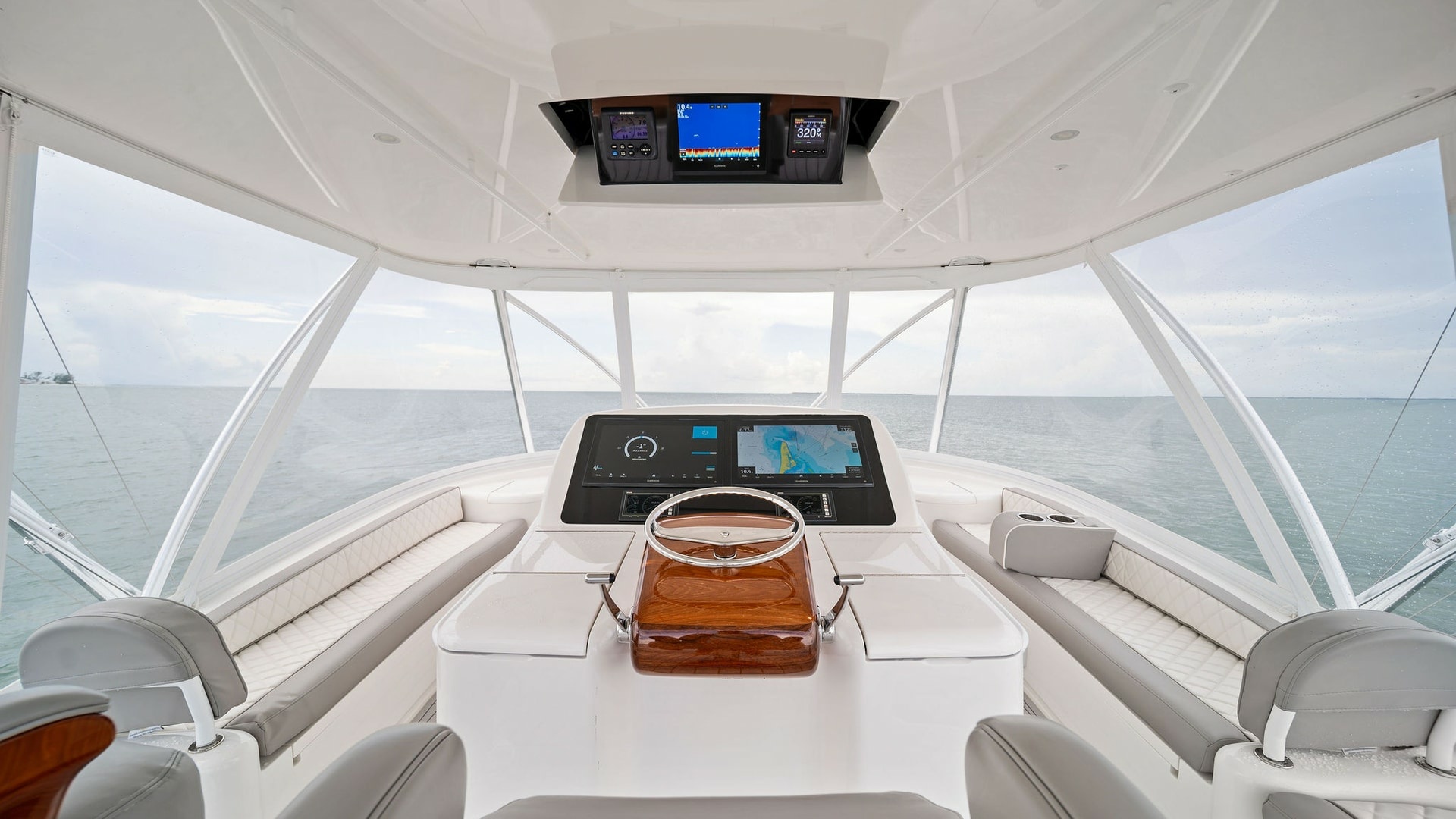 Flybridge Helm with Panoramic Views