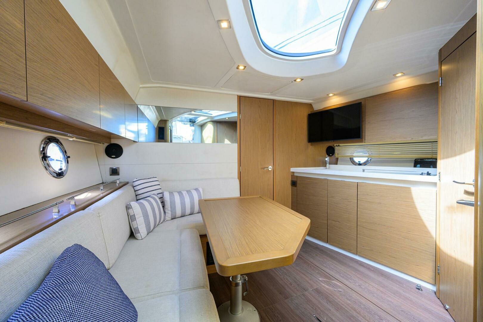 2015 Beneteau 38 GT — photograph 5
