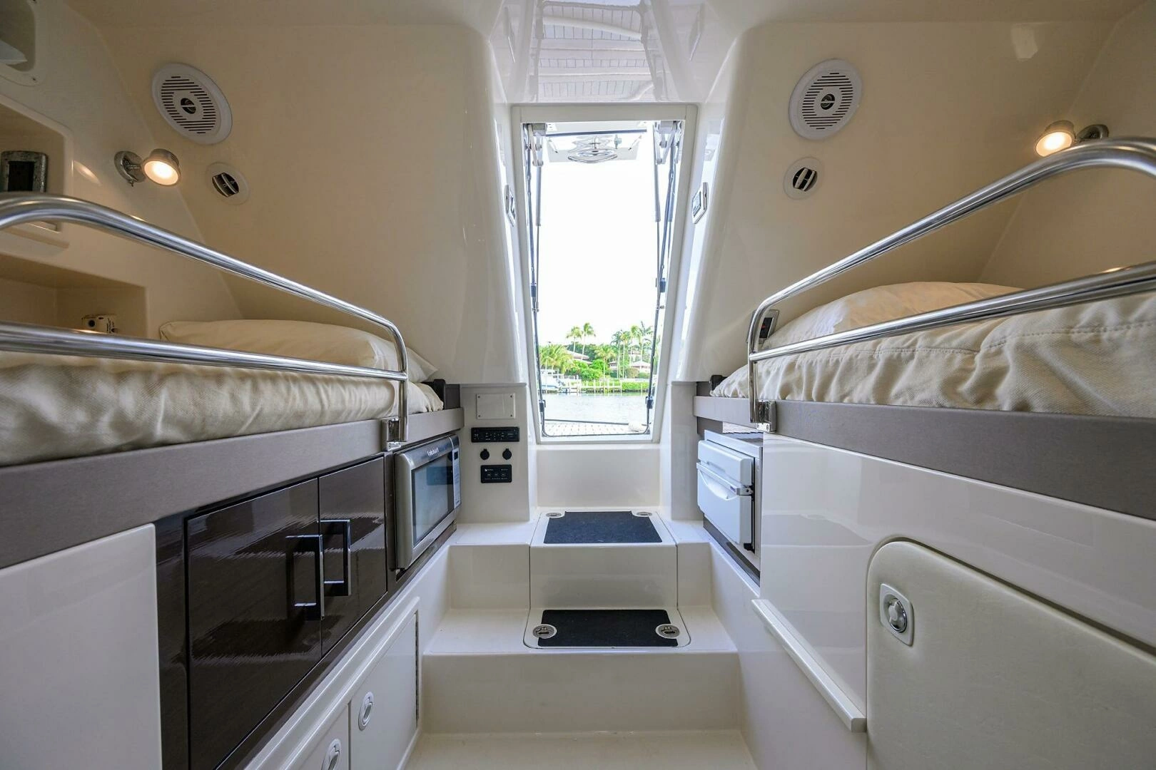 Marquis 660 Sport Yacht Yacht For Sale