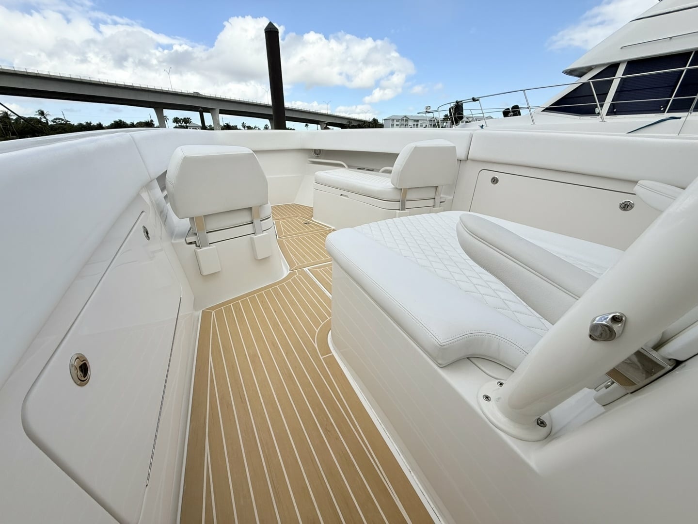 Jupiter 38 - PLAYPEN - Bow