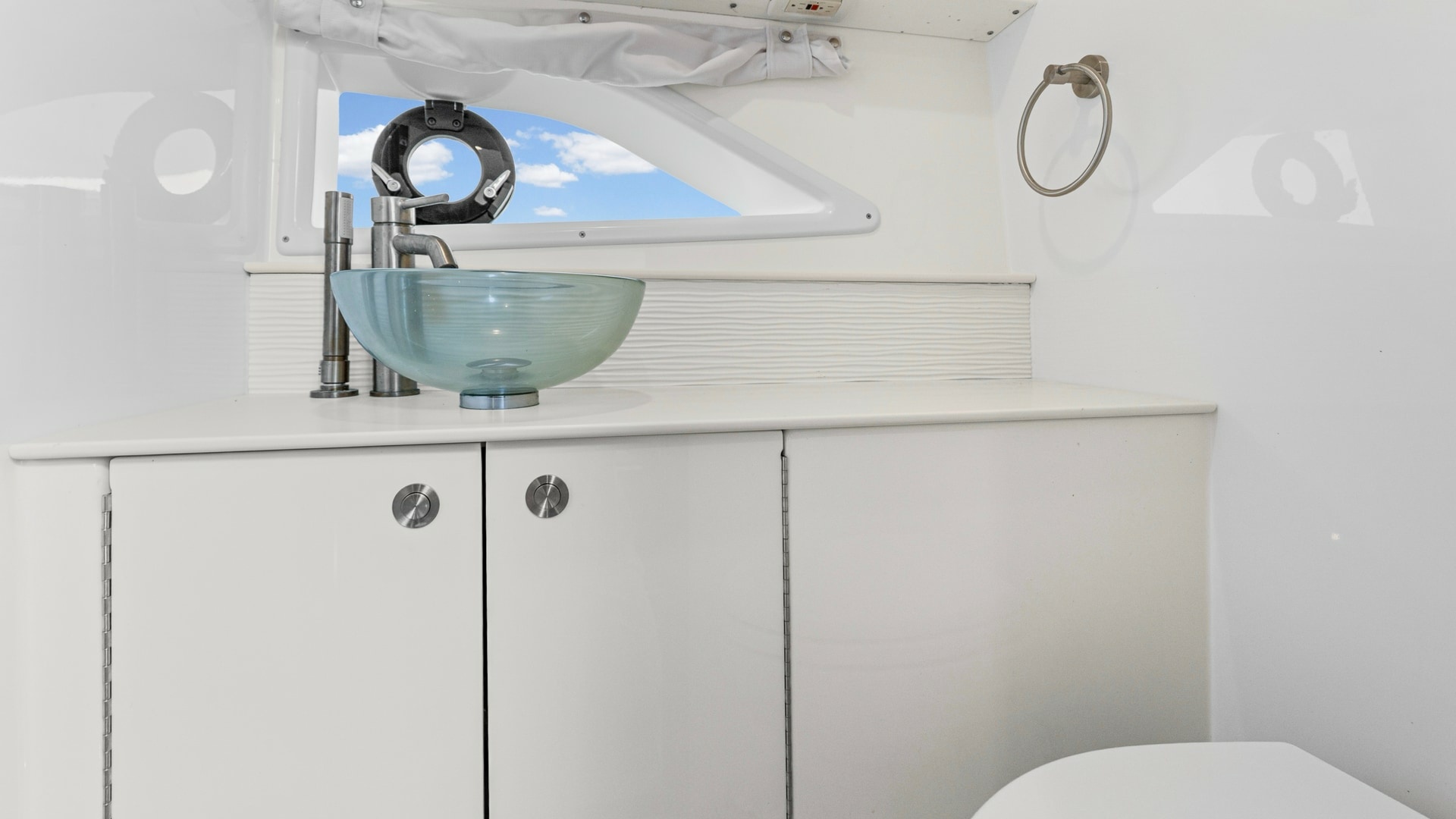 2022 32 Sea Ray 320 Sundancer OB Raya Sunshine head