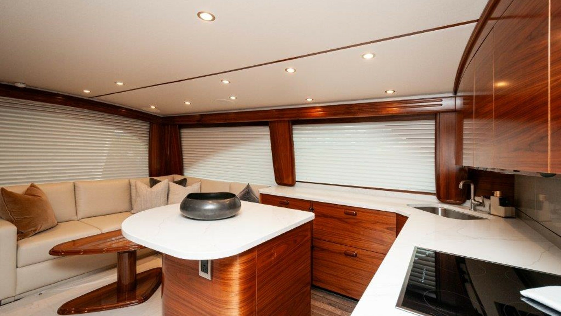 2025 Viking 58 Convertible — photograph 5