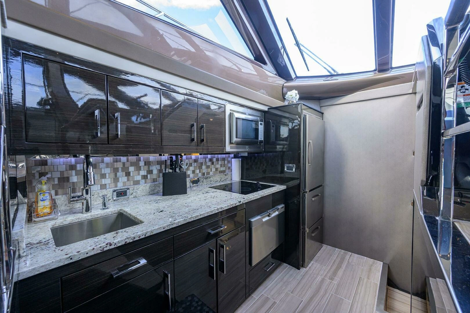 Marquis 660 Sport Yacht Yacht For Sale