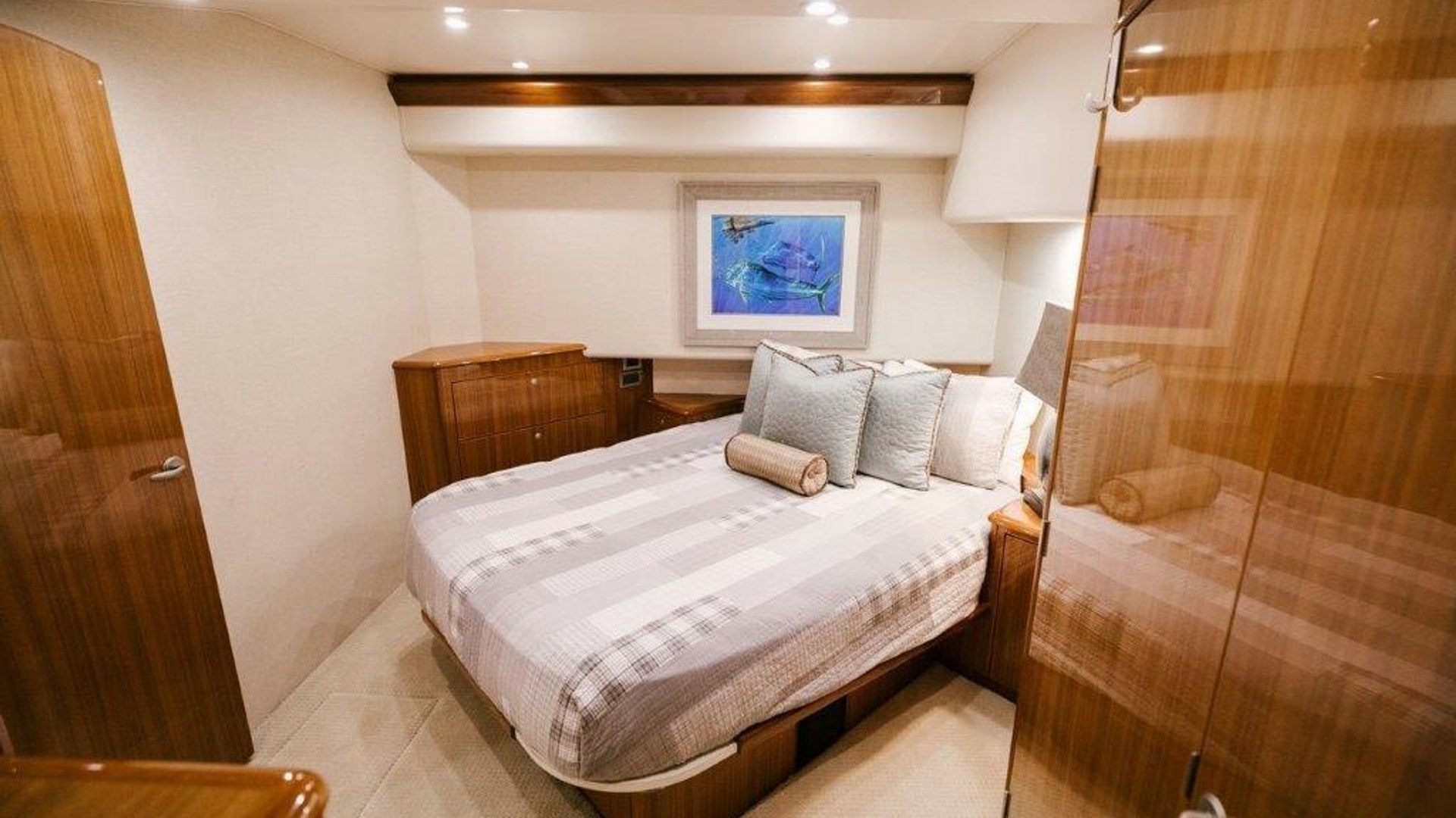 2007 64 Viking CNV Evil Eyes Master Stateroom (2)