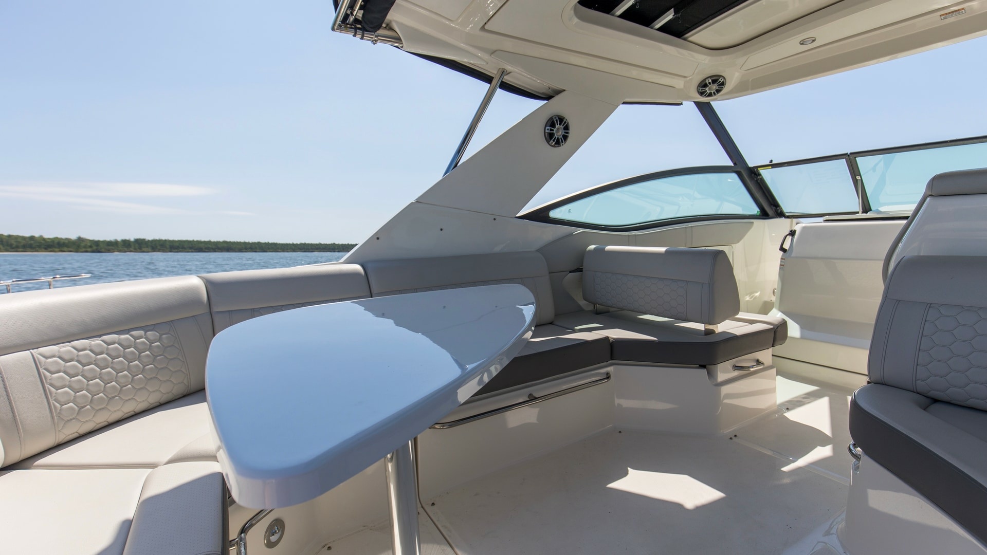 2022 32 Sea Ray 320 Sundancer OB Raya Sunshine Lounge_Salon (1)