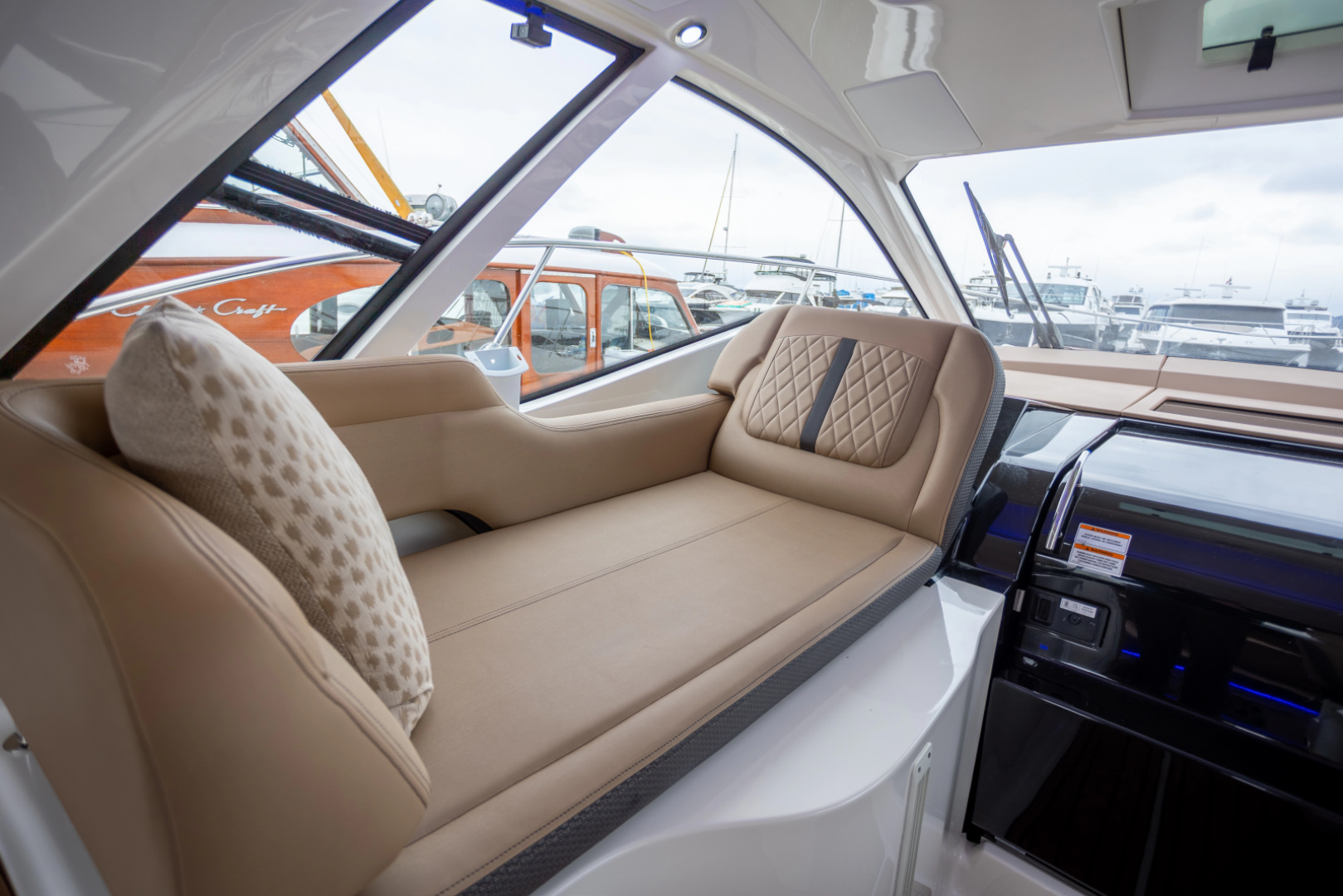 Sea Ray Sundancer 350 Coupe - Rare Shaft Drive Yacht For Sale
