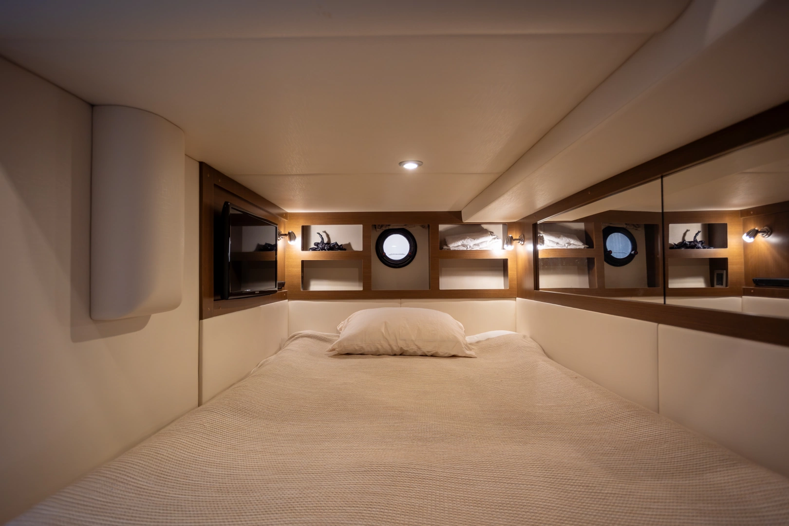 Sea Ray Sundancer 350 Coupe - Rare Shaft Drive Yacht For Sale