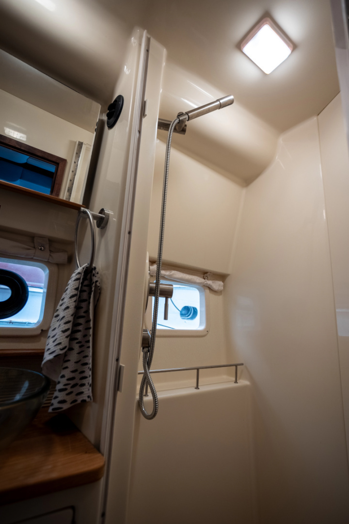 Sea Ray Sundancer 350 Coupe - Rare Shaft Drive Yacht For Sale