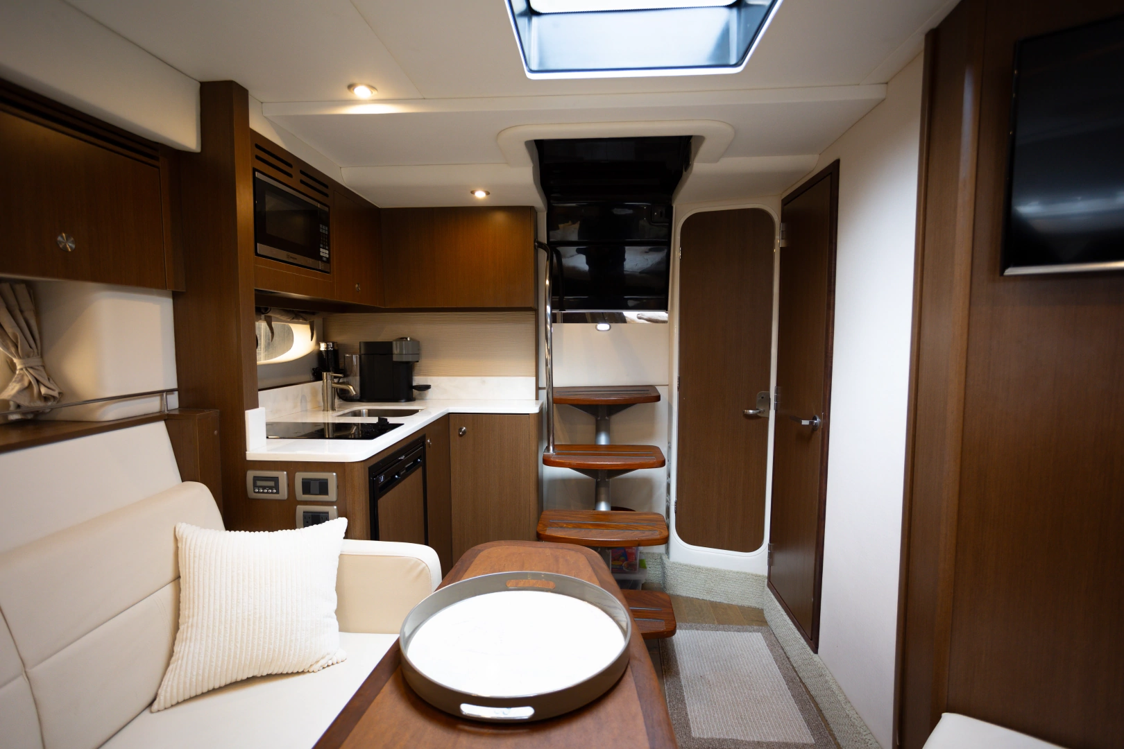 Sea Ray Sundancer 350 Coupe - Rare Shaft Drive Yacht For Sale