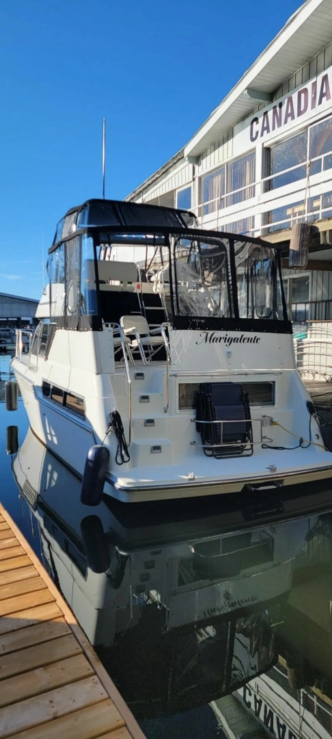 1995 Carver 325 Motor Yacht, photo 1 of 30