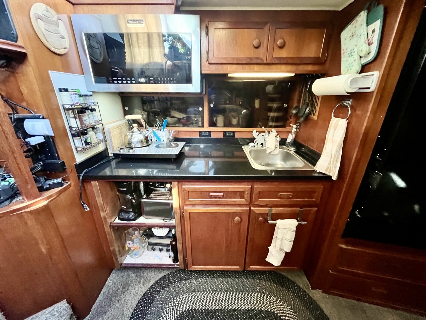 1983 Uniflite Double Cabin 42