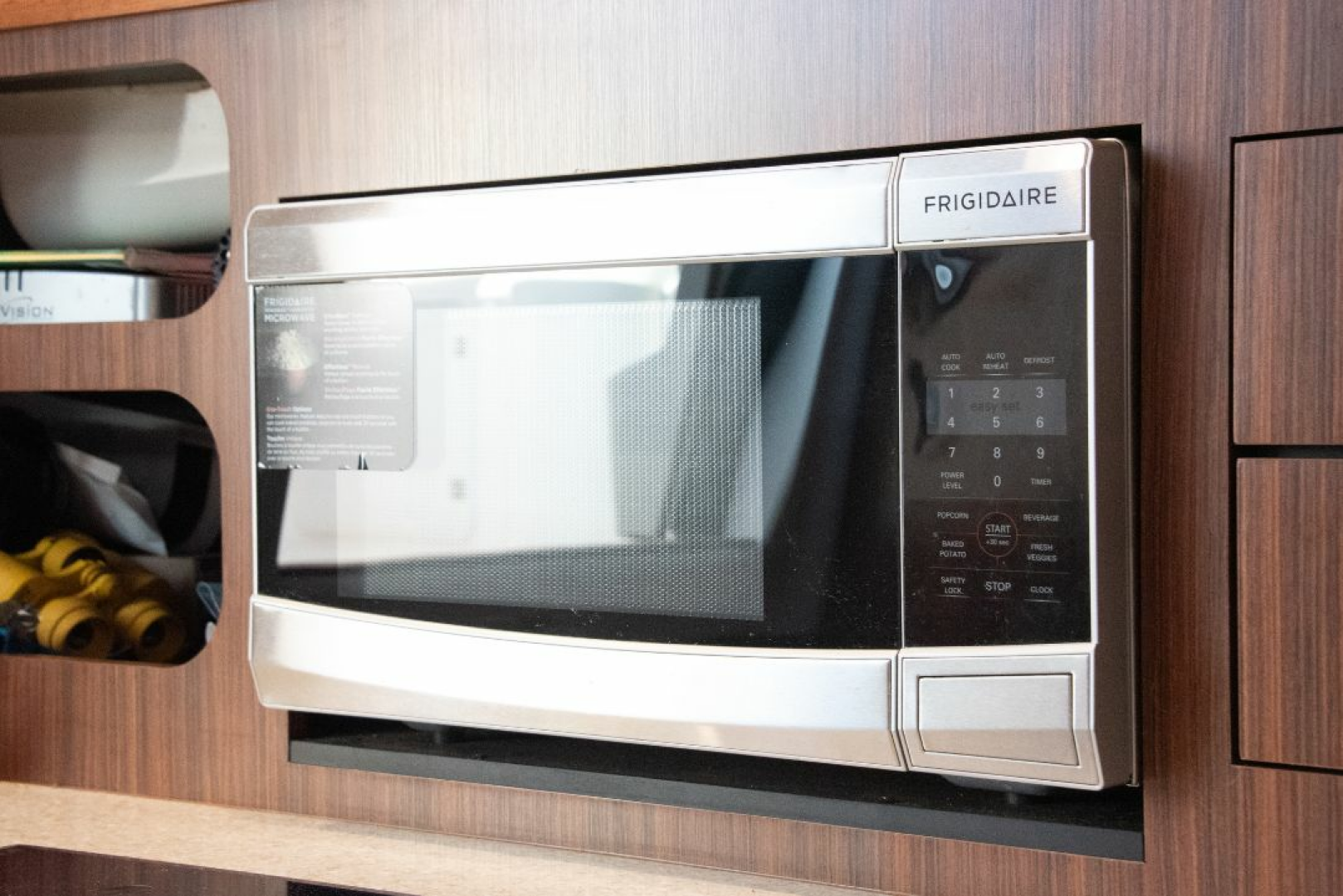 2015 Pursuit 345 Offshore 34