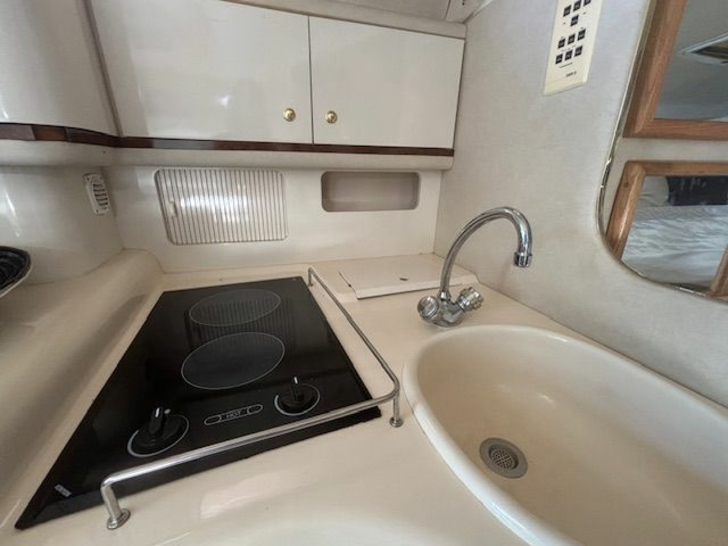 1997 Sea Ray 330 Sundancer 33