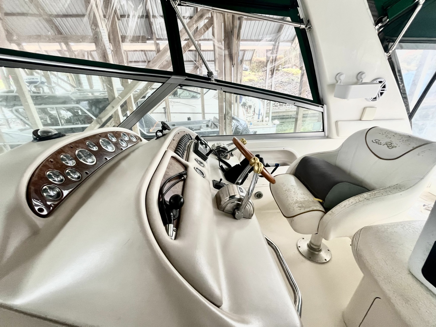1999 Sea Ray 310 Sundancer 31