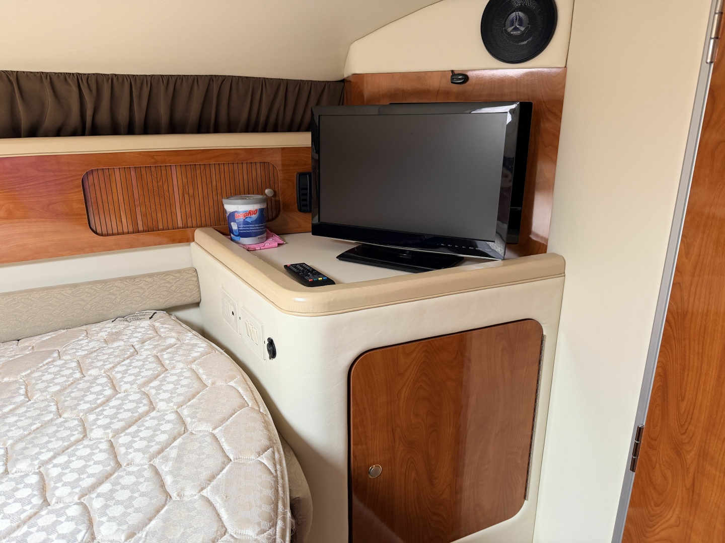 2006 Larson Cabrio 370 37