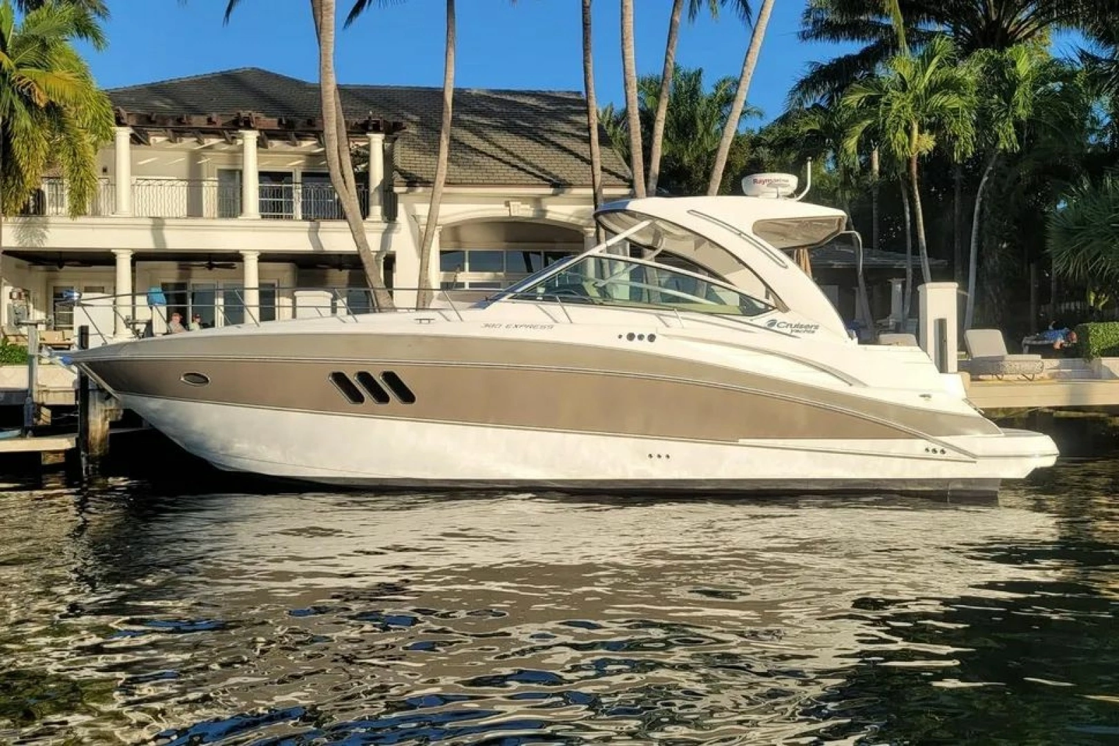2014 Cruisers Yachts 380 Express, photo 1 of 17