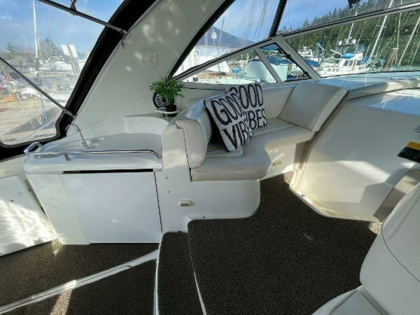 2001 Cruisers Yachts 3470 34