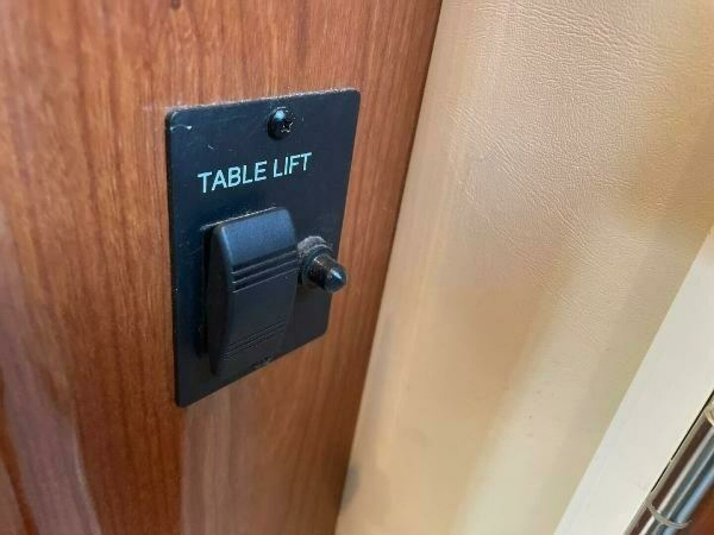 2005 Regal 3060 Window Express 30