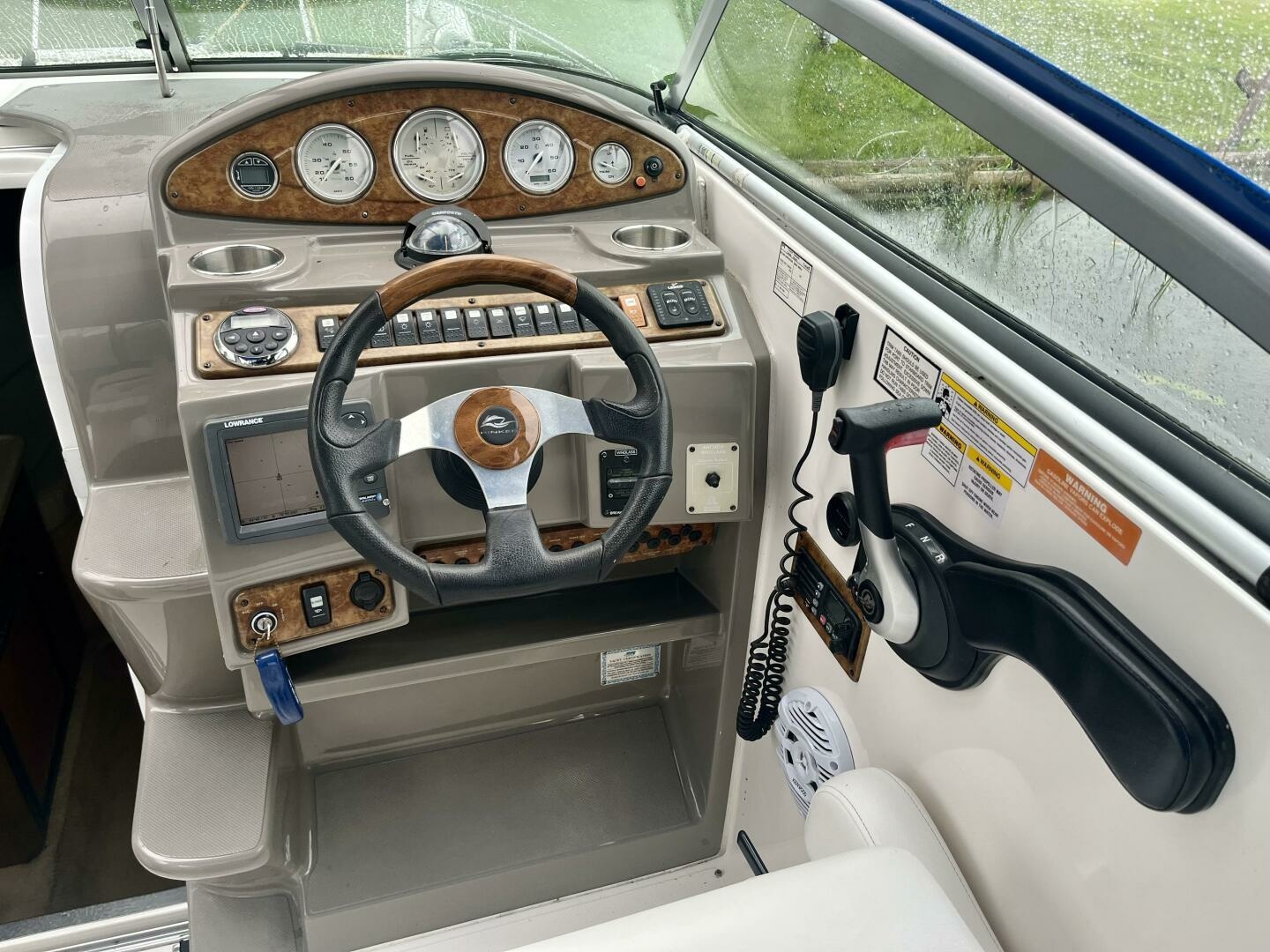 2009 Rinker 260 Express 26