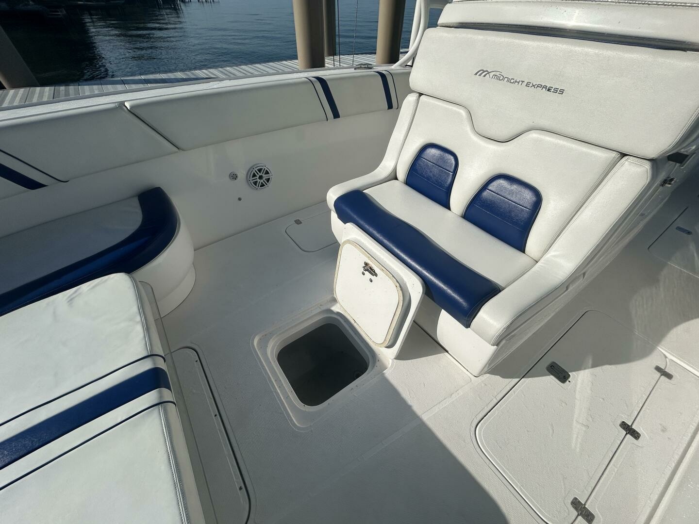 2016 Midnight Express 37 Open 37