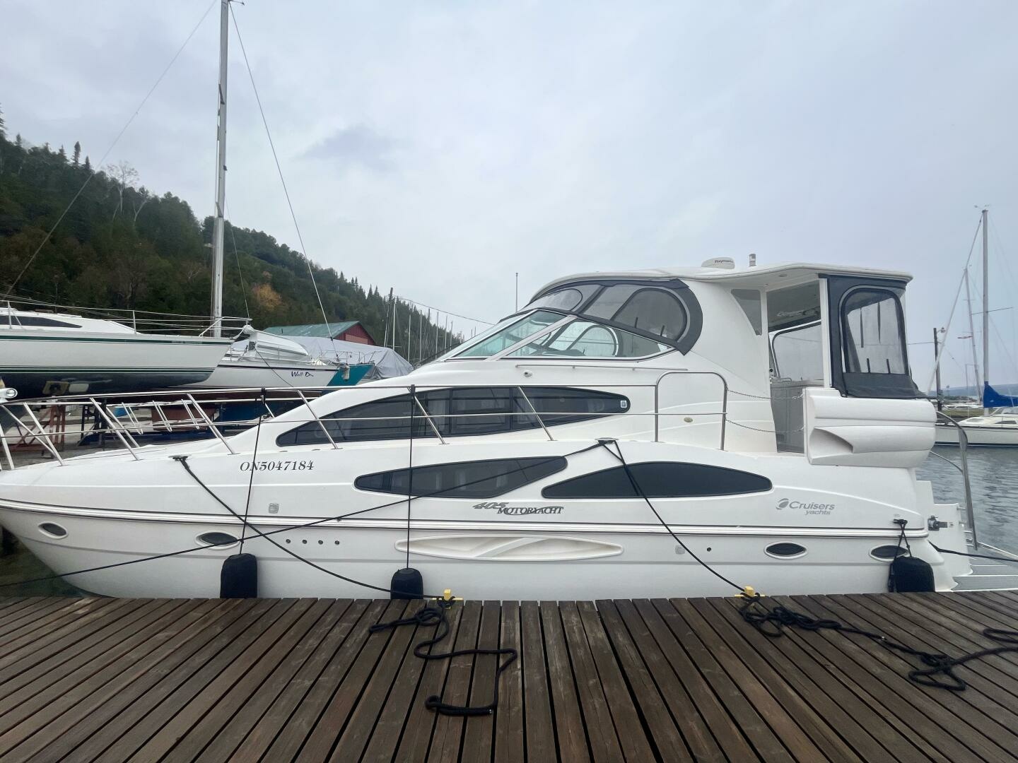 2005 Cruisers Yachts 405 Express Motor Yacht — photograph 5