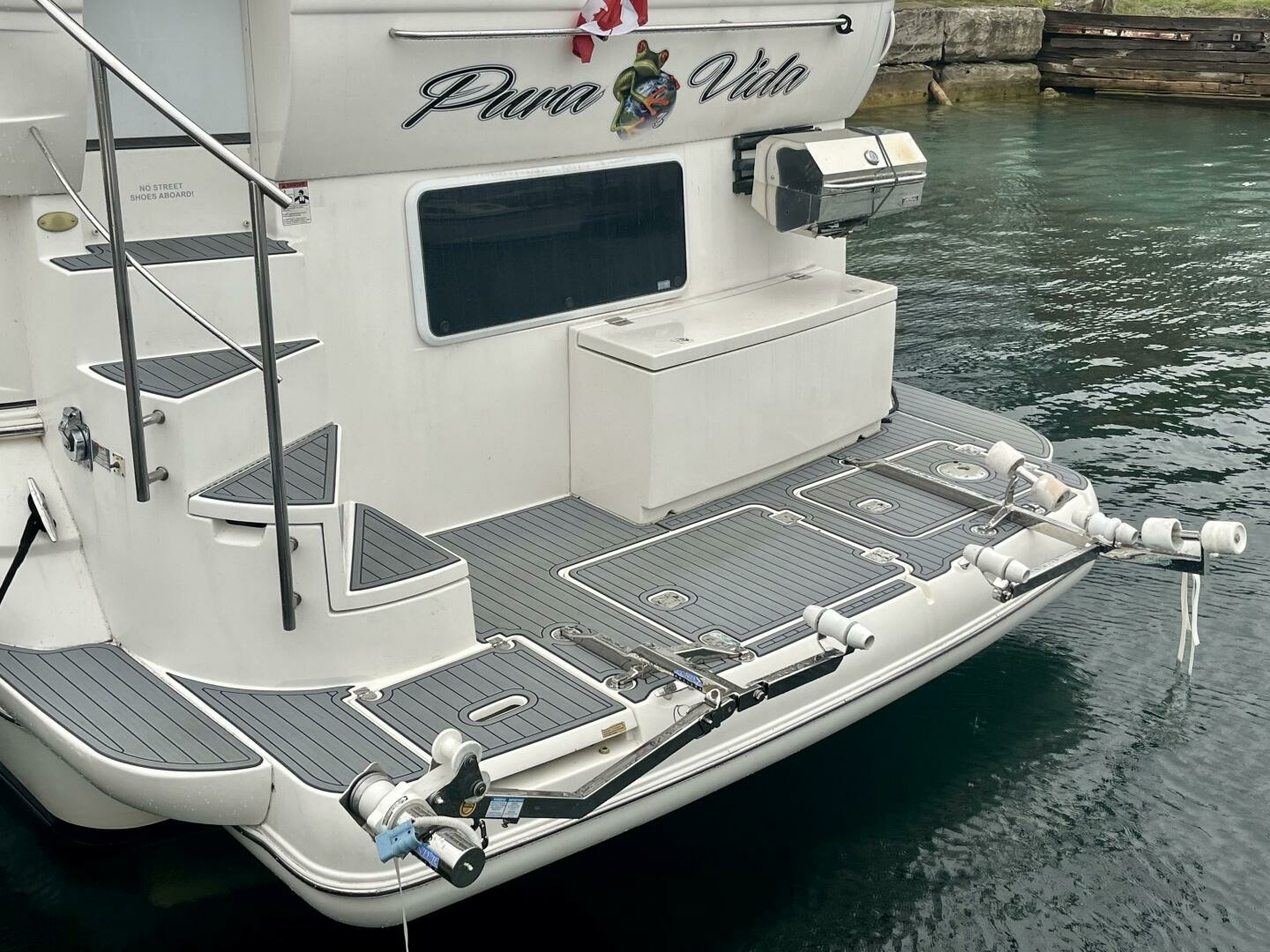 2005 Cruisers Yachts 405 Express Motor Yacht 40