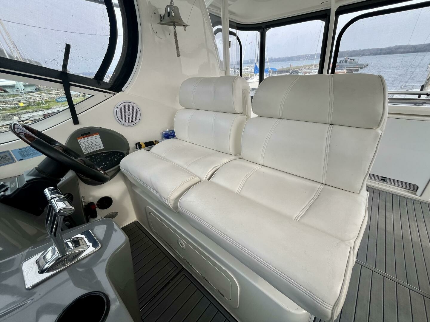 2005 Cruisers Yachts 405 Express Motor Yacht 40