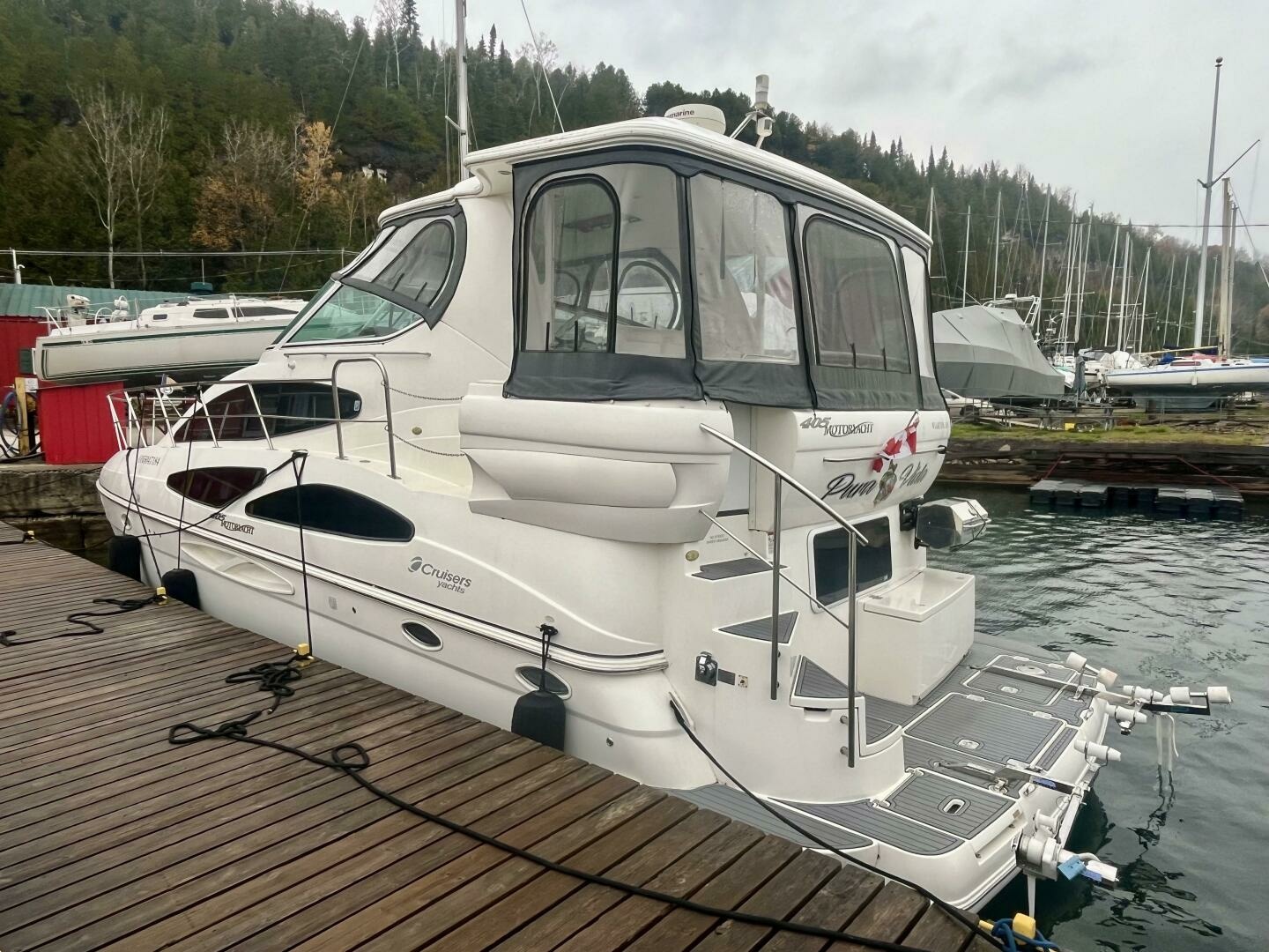 2005 Cruisers Yachts 405 Express Motor Yacht 40