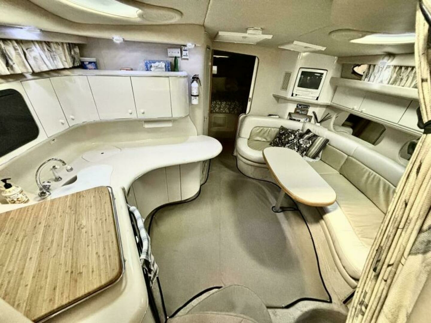1995 Sea Ray 370 Sundancer 37