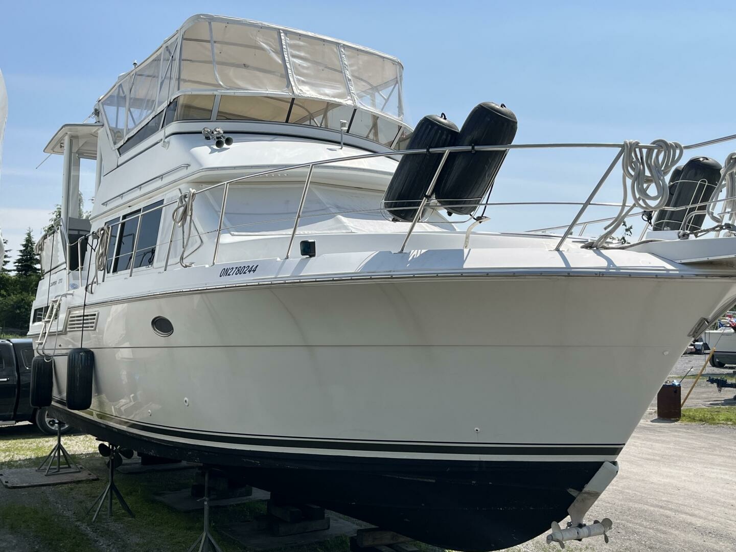 1996 Carver 370 Aft Cabin — photograph 3