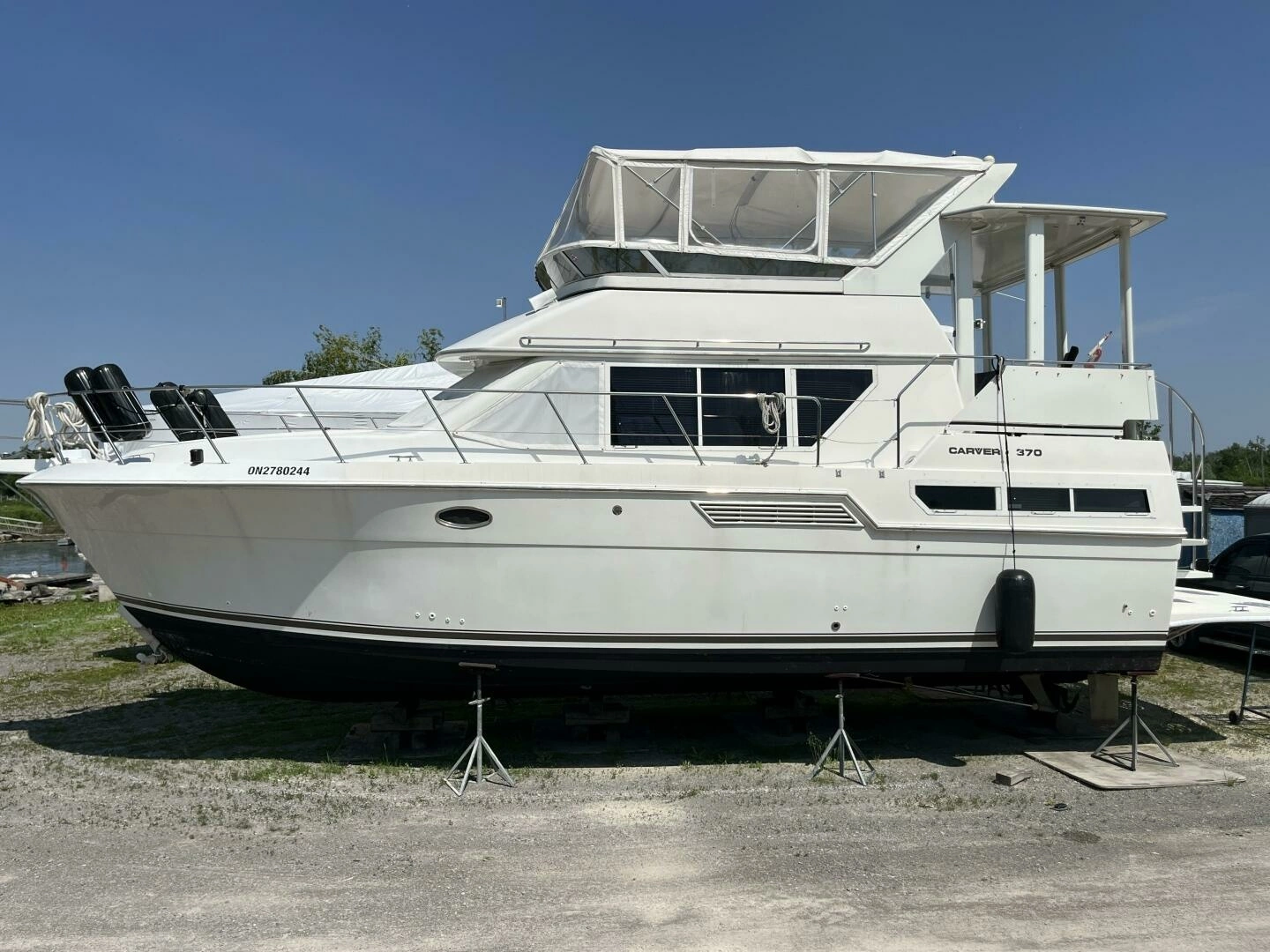 1996 Carver 370 Aft Cabin, photo 1 of 30