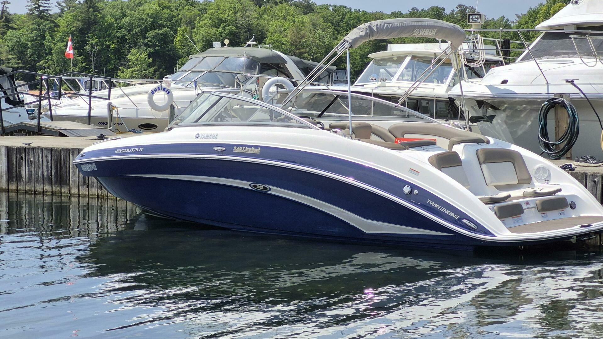 2012 Yamaha Boats 242 Limited 24