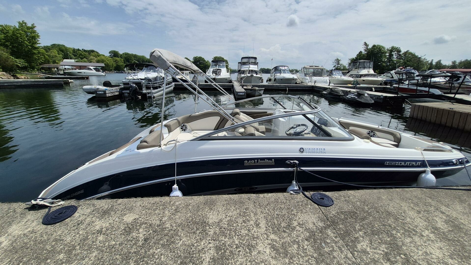 2012 Yamaha Boats 242 Limited 24