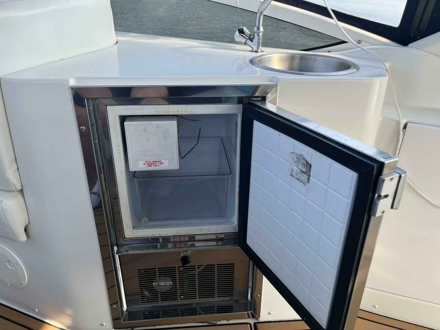 2003 Carver 444 Cockpit Motor Yacht 44