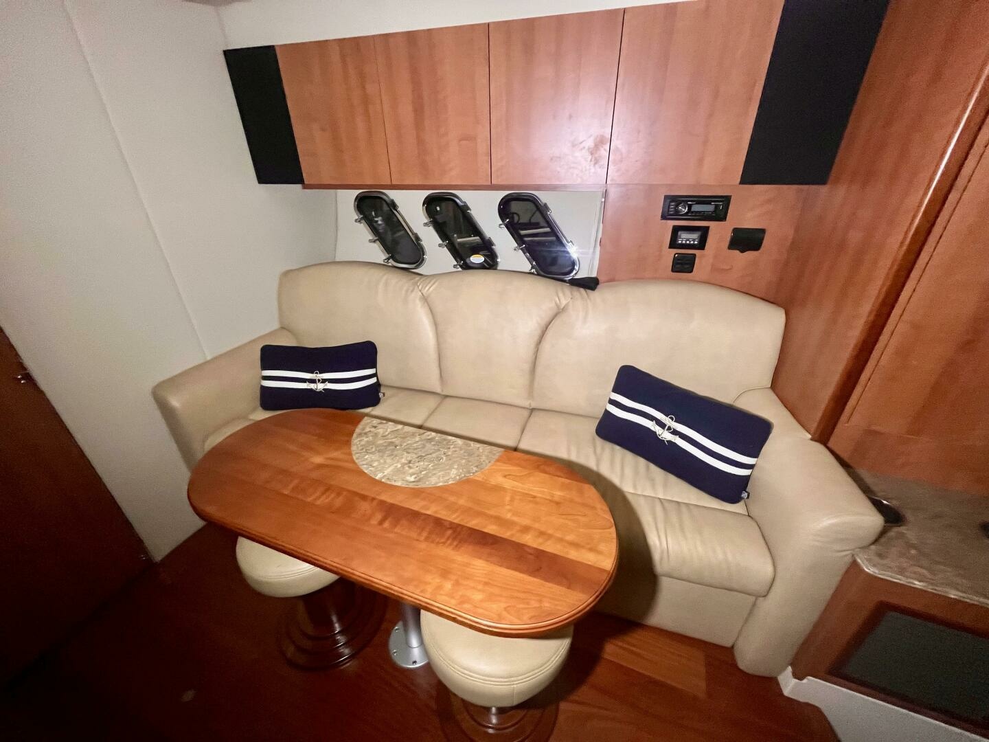 2011 Cruisers Yachts 330 Express 33