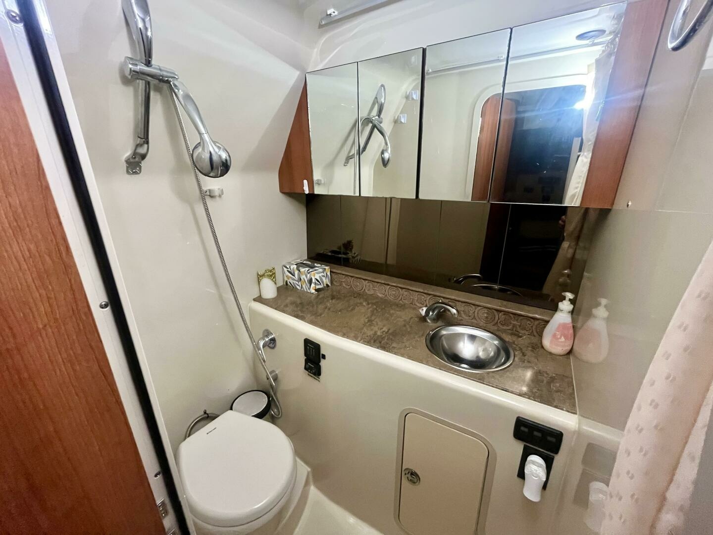 2011 Cruisers Yachts 330 Express 33
