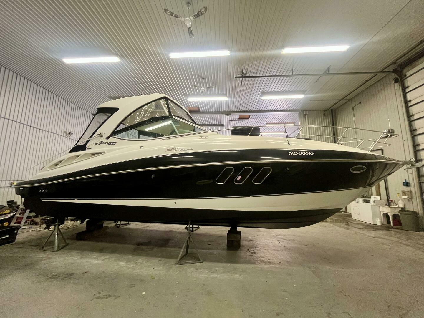 2011 Cruisers Yachts 330 Express 33