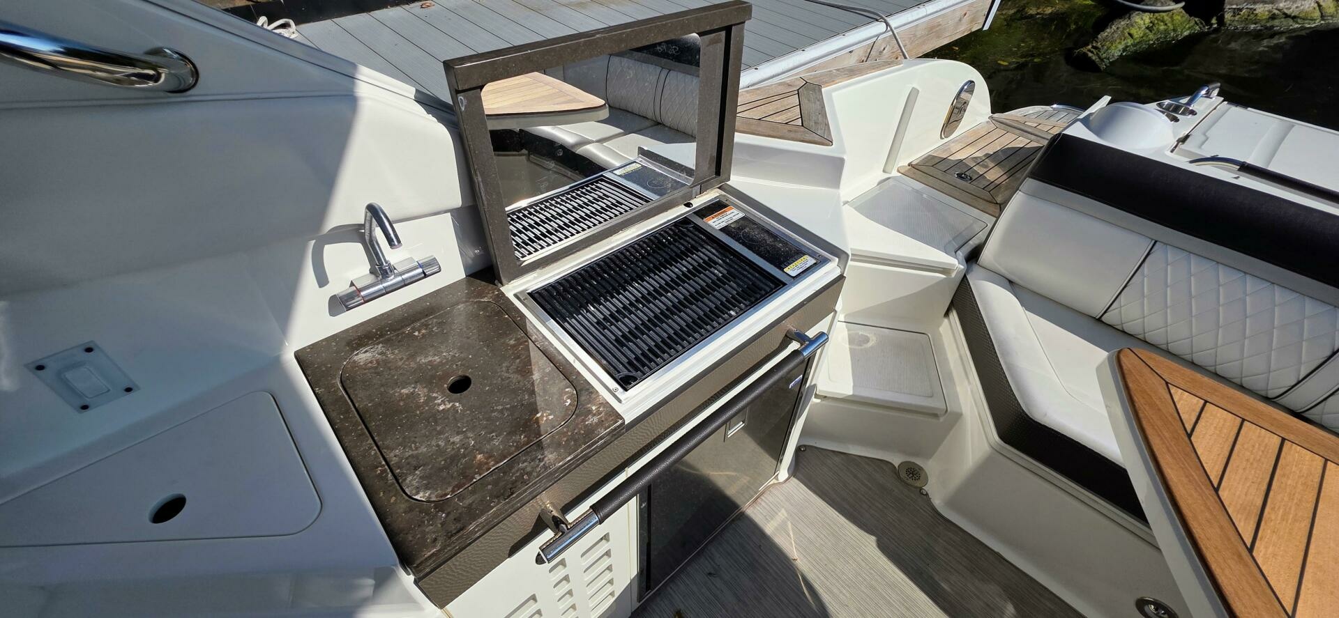 2019 Sea Ray 350 SLX 35