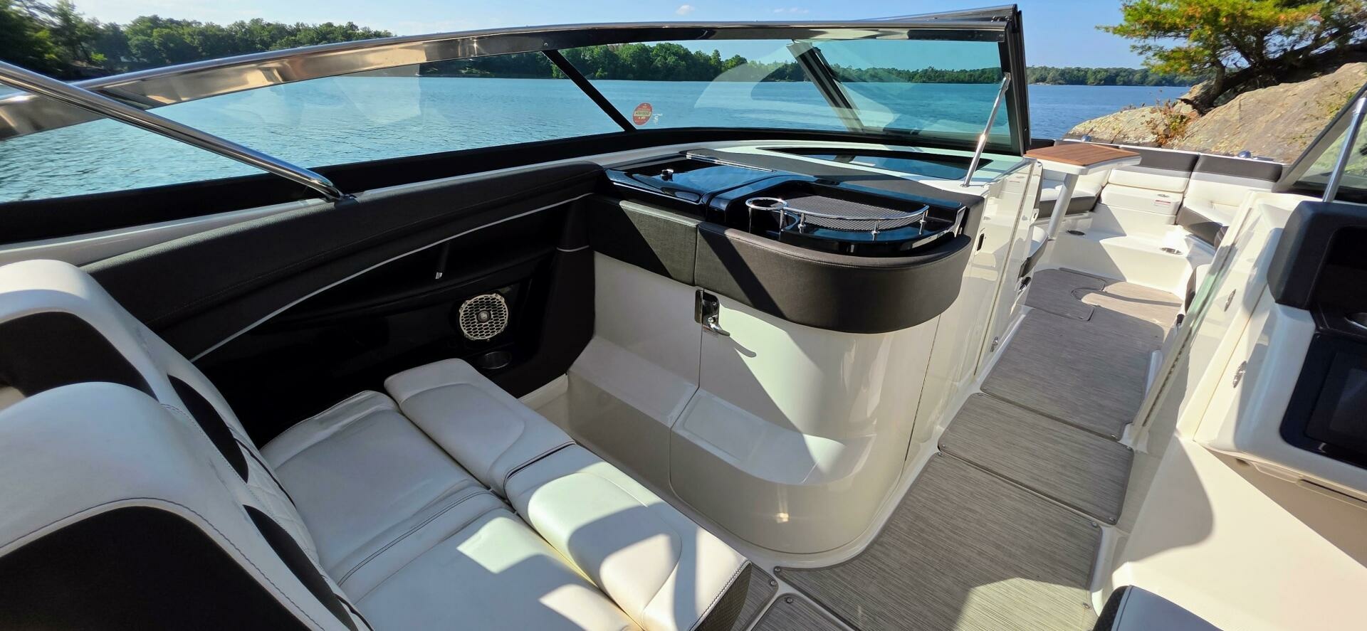 2019 Sea Ray 350 SLX 35