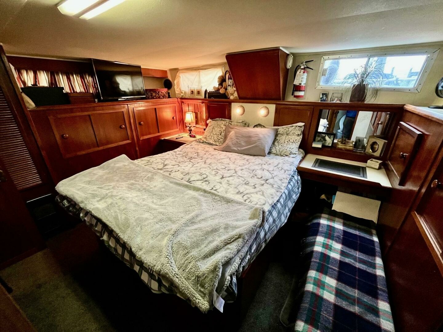1983 Uniflite Double Cabin 42