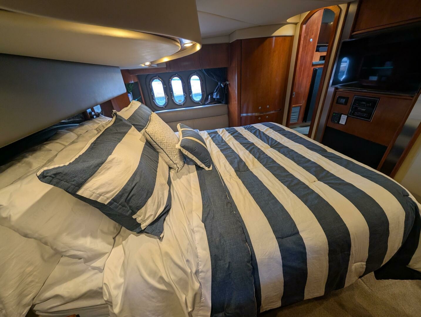 2007 Cruisers Yachts 520 Express 52