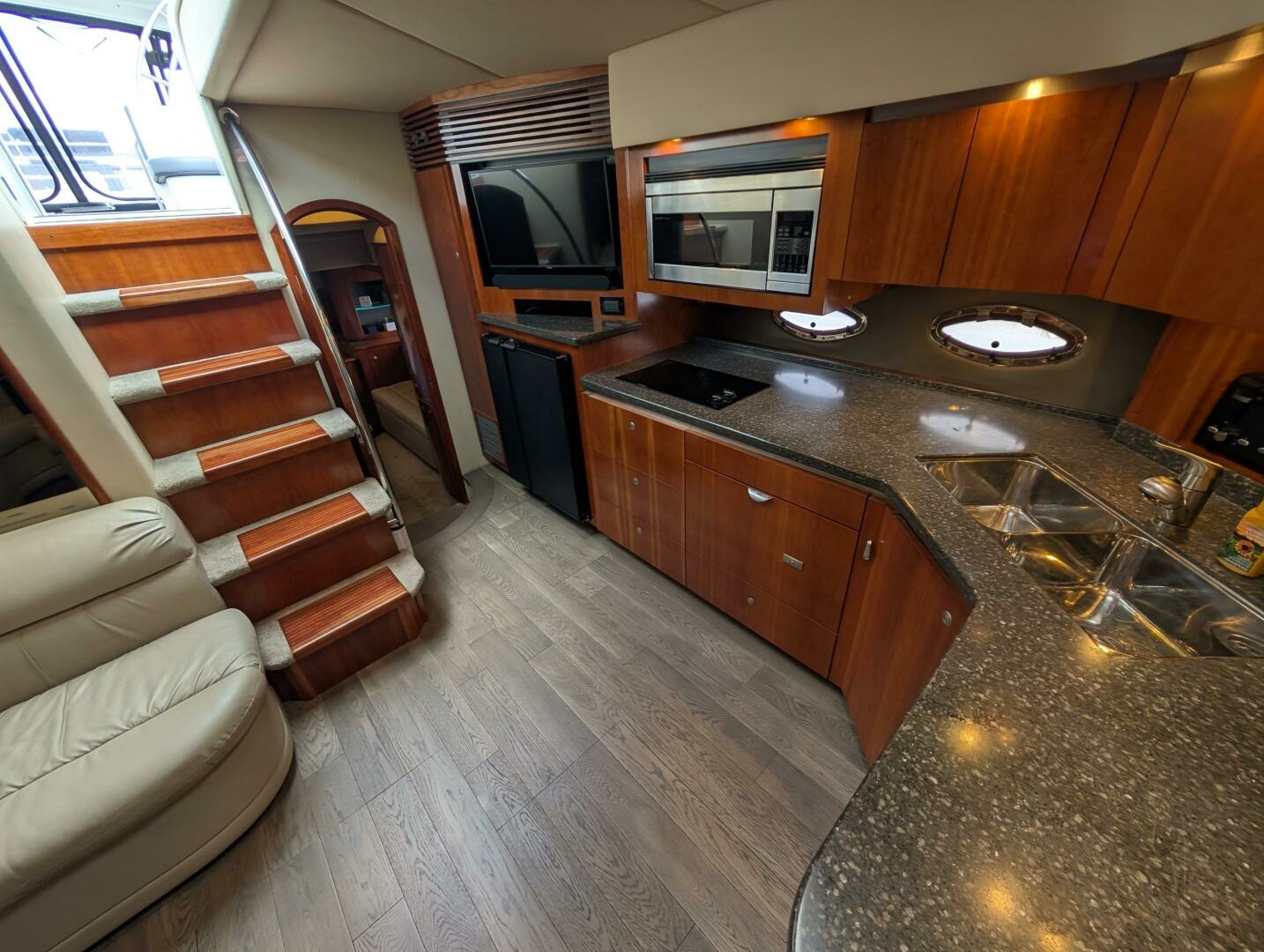 2007 Cruisers Yachts 520 Express 52