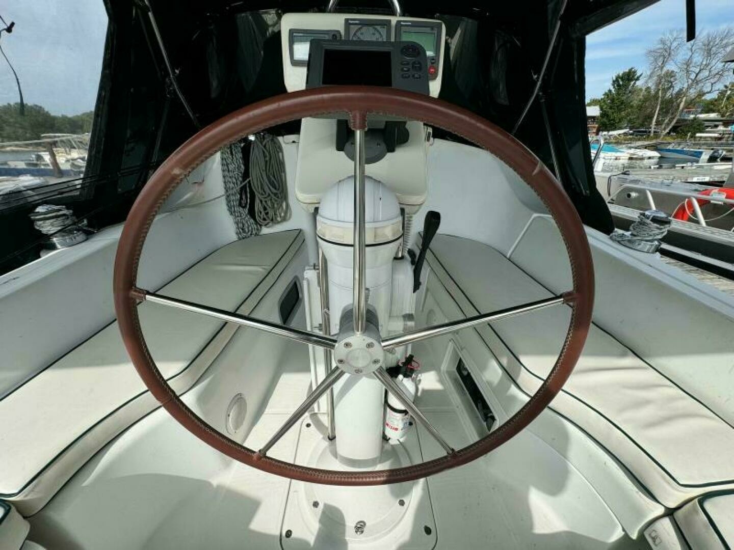 2004 Beneteau 323 32