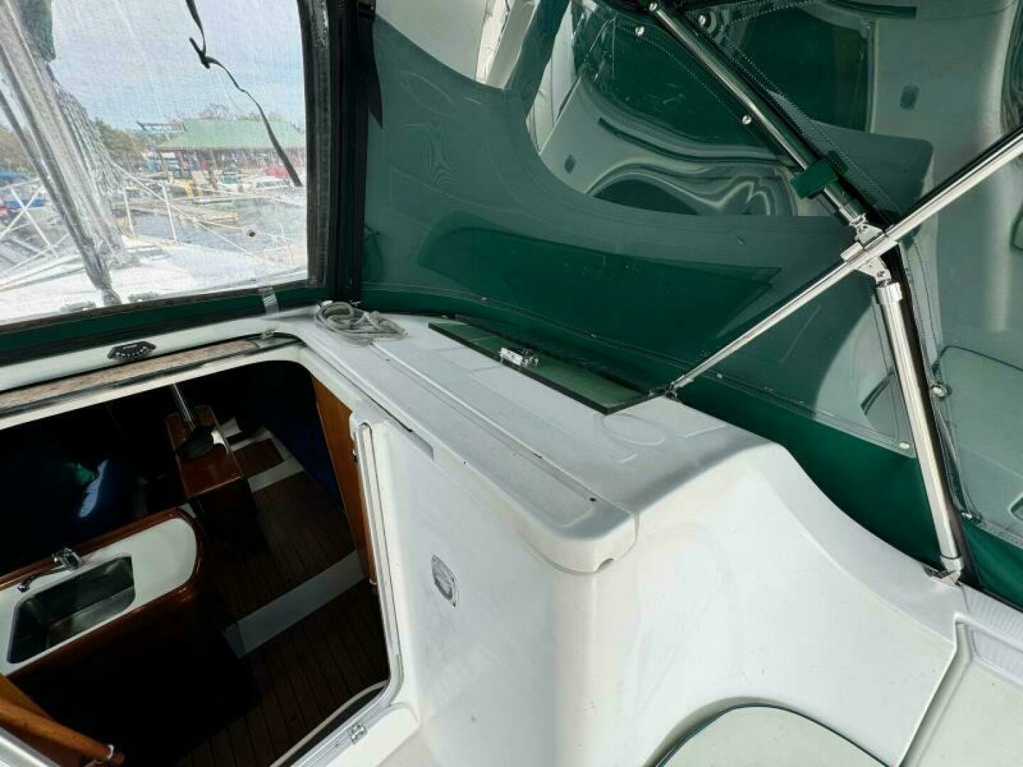 2004 Beneteau 323 32